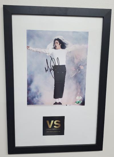 THE KING OF POP!! MICHAEL JACKSON  FRAMED PHOTO WITH AUTHENTICATED SIGNATURE